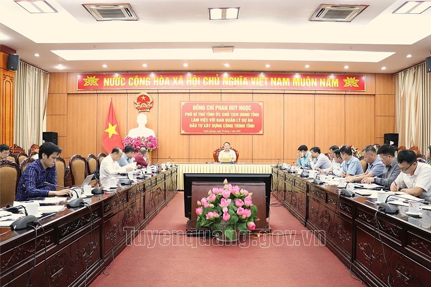 Chủ tịch UBND tỉnh Phan Huy Ngọc làm việc với Ban Quản lý dự án Đầu tư xây dựng công trình tỉnh