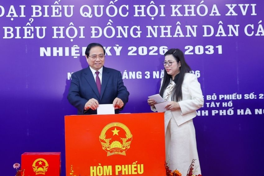 Thủ tướng Phạm Minh Chính cùng cử tri bỏ phiếu bầu cử tại phường Tây Hồ, Hà Nội