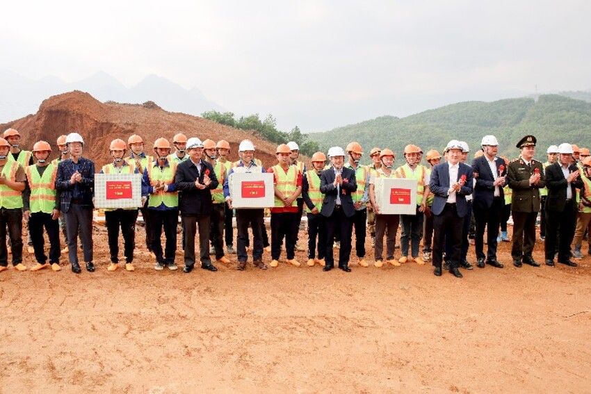 Bí thư Tỉnh uỷ kiểm tra tiến độ thi công xây dựng Trường Phổ thông nội trú liên cấp Tiểu học và THCS Khổng Lào