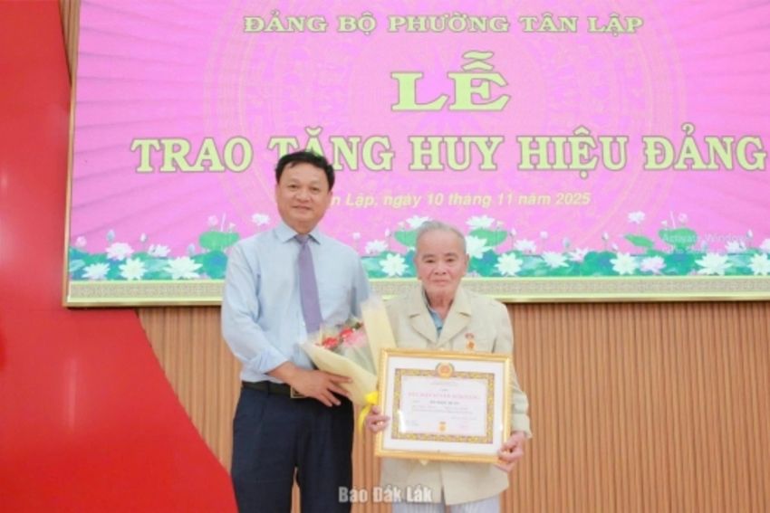 Phường Tân Lập trao Huy hiệu Đảng cho 16 đảng viên