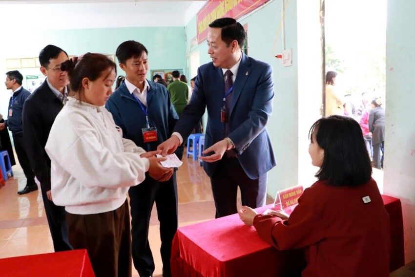 Đồng chí Hà Quang Trung -  Phó Bí thư Tỉnh ủy, Chủ tịch UBND tỉnh, Chủ tịch Ủy ban Bầu cử tỉnh kiểm tra công tác bầu cử tại phường Tân Phong