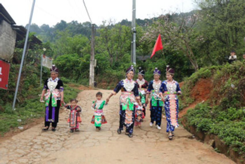 Theo Đảng để giữ cho bản làng yên ổn, con cháu có tương lai