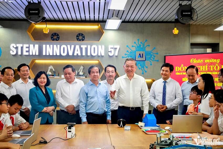 Chuyến 'xuống núi' và sự trăn trở chuyển đổi số của giáo viên vùng cao