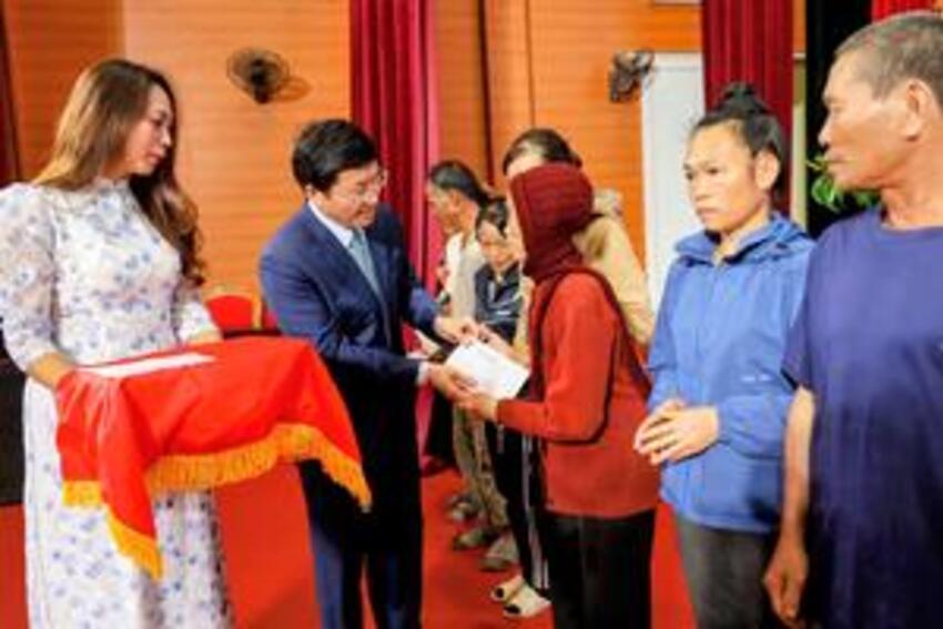 Điện Biên: Tặng quà cho hộ nghèo nhân kỷ niệm 95 năm ngày truyền thống Mặt trận Tổ quốc Việt Nam