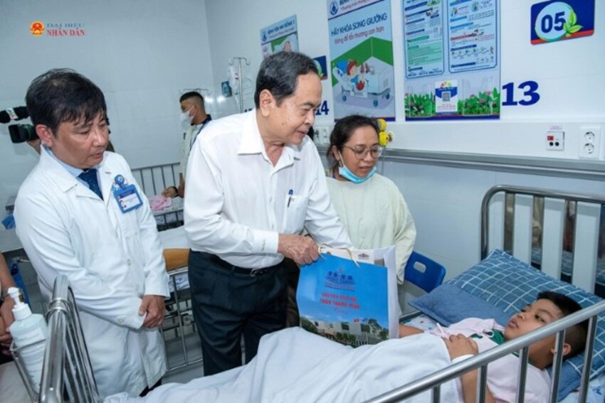 Chủ tịch Quốc hội Trần Thanh Mẫn trao quà Trung thu tặng các cháu bệnh nhi tại Bệnh viện Nhi đồng 1