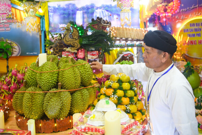Sầu riêng, bánh tét khổng lồ tại Đại lễ ở Tòa thánh Tây Ninh