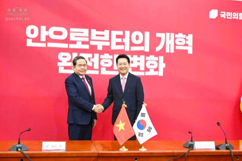 Chủ tịch Quốc hội Trần Thanh Mẫn tiếp Chủ tịch Đảng sức mạnh Quốc dân (PPP) Jang Dong Hyeok