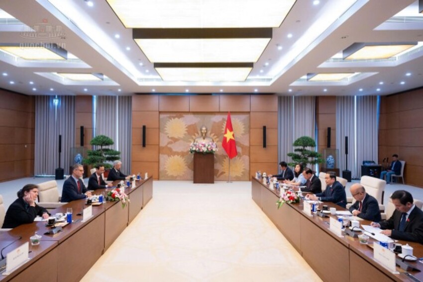 Chủ tịch Quốc hội Trần Thanh Mẫn tiếp Đại sứ Cộng hoà Pháp Olivier Brochet