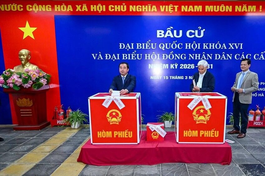 Bộ trưởng Trần Đức Thắng cùng cử tri phường Giảng Võ bỏ phiếu bầu cử