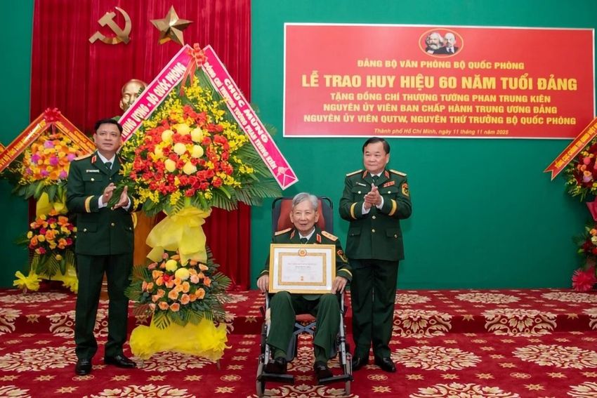 Thượng tướng Phan Trung Kiên nhận Huy hiệu 60 năm tuổi Đảng