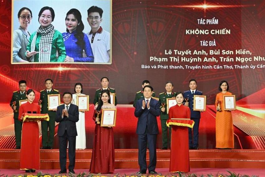 Trao giải Cuộc thi chính luận về bảo vệ nền tảng tư tưởng của Đảng lần thứ 5