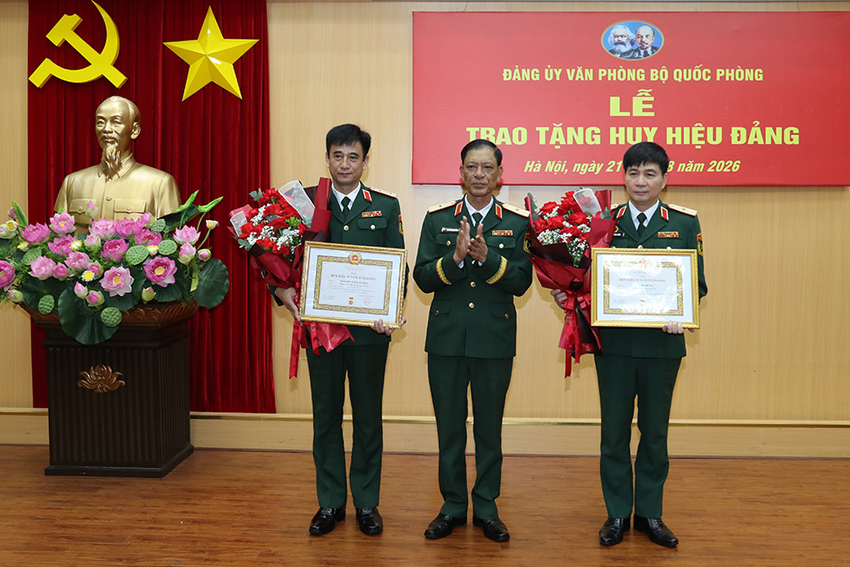 Đảng ủy Văn phòng Bộ Quốc phòng trao tặng Huy hiệu 35 năm và 30 năm tuổi Đảng cho các đảng viên