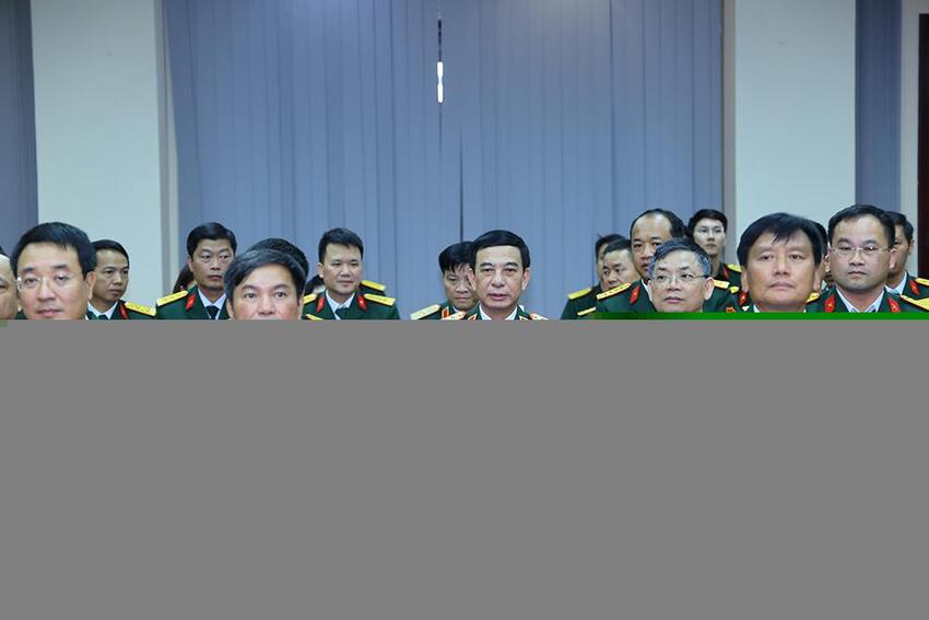 Đại tướng Phan Văn Giang trao Huy hiệu 35 năm tuổi Đảng tặng các đồng chí đảng viên thuộc Đảng bộ Văn phòng Bộ Quốc phòng