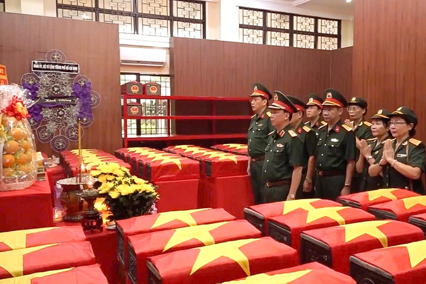 Văn phòng Quân ủy Trung ương - Văn phòng Bộ Quốc phòng tri ân các Anh hùng liệt sĩ tại Tp.Hồ Chí Minh