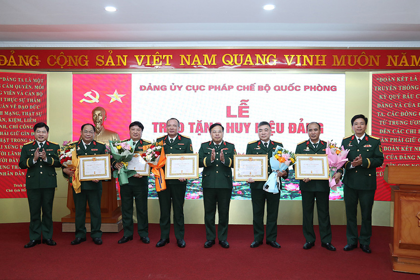 Đảng ủy Cục Pháp chế Bộ Quốc phòng trao Huy hiệu 35 năm và 30 năm tuổi Đảng tặng các đảng viên