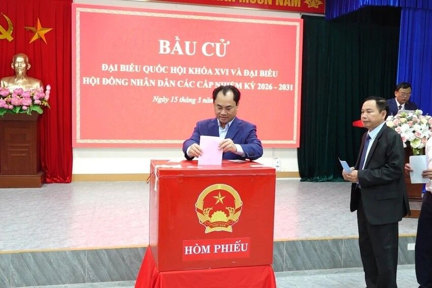 Thứ trưởng Thường trực Bộ Nông nghiệp và Môi trường Trịnh Việt Hùng bỏ phiếu bầu cử