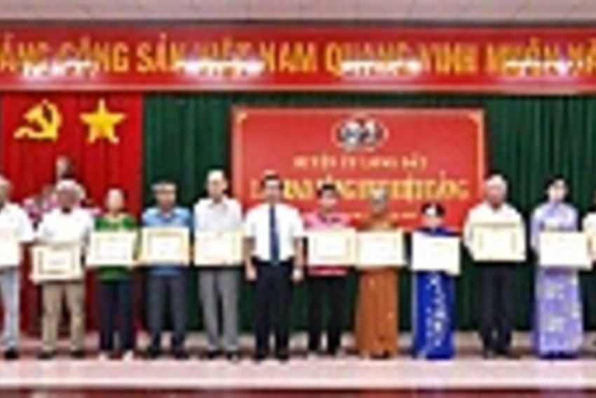Huyện ủy Long Đất trao Huy hiệu Đảng cho 38 đảng viên