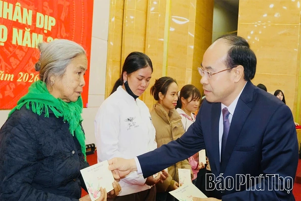 Báo và Phát thanh, truyền hình Phú Thọ trao quà Tết tại xã Tân Sơn