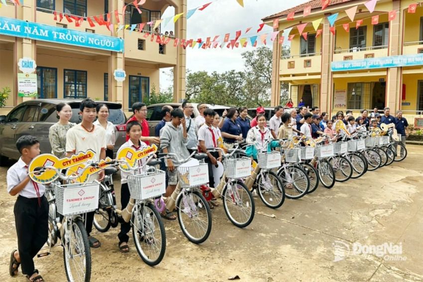 Hơn 1 tỷ đồng hỗ trợ học sinh và đồng bào xã biên giới