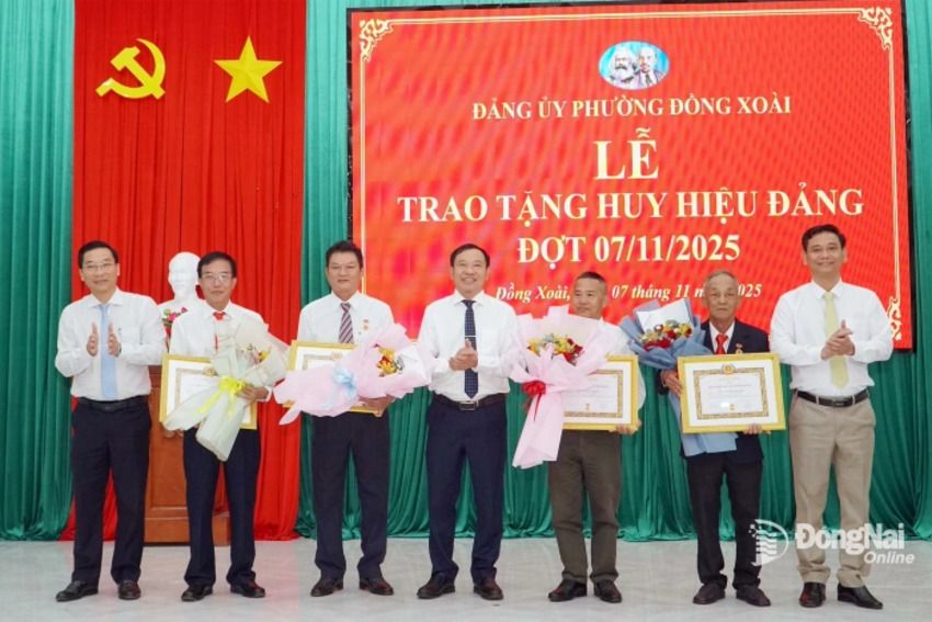 Đảng ủy phường Đồng Xoài trao tặng Huy hiệu Đảng cho đảng viên