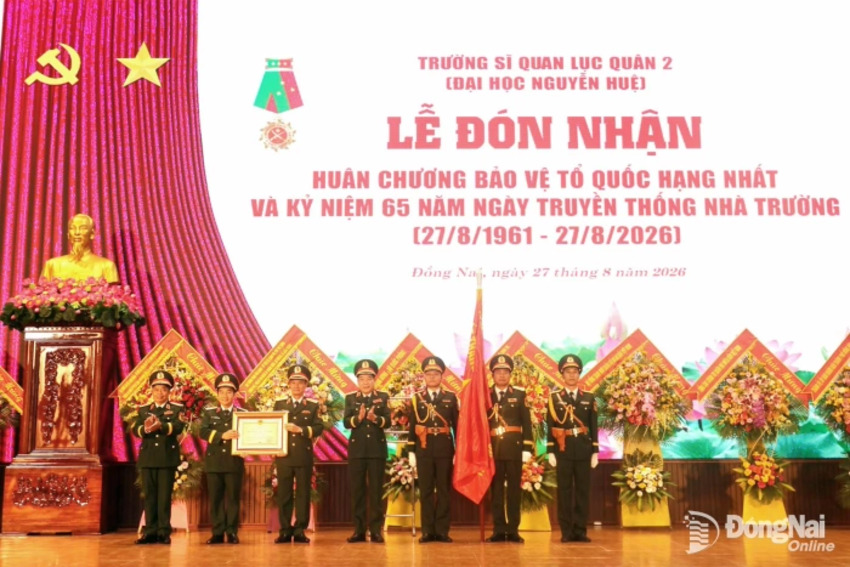 Trường Sĩ quan Lục quân 2 đón nhận Huân chương Bảo vệ Tổ quốc hạng Nhất