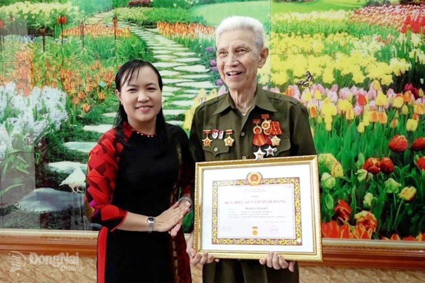 Đảng ủy phường Trảng Dài trao tặng Huy hiệu 60 năm tuổi Đảng