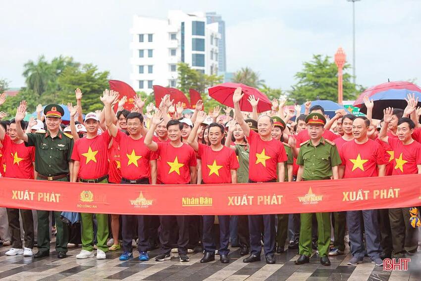 Cán bộ, công chức Văn phòng Tỉnh ủy  tham gia chương trình “Cùng việt nam tiến bước”