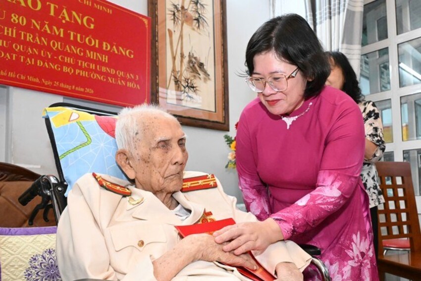 Đồng chí Văn Thị Bạch Tuyết trao Huy hiệu 80 năm tuổi Đảng đến đảng viên Trần Quang Minh