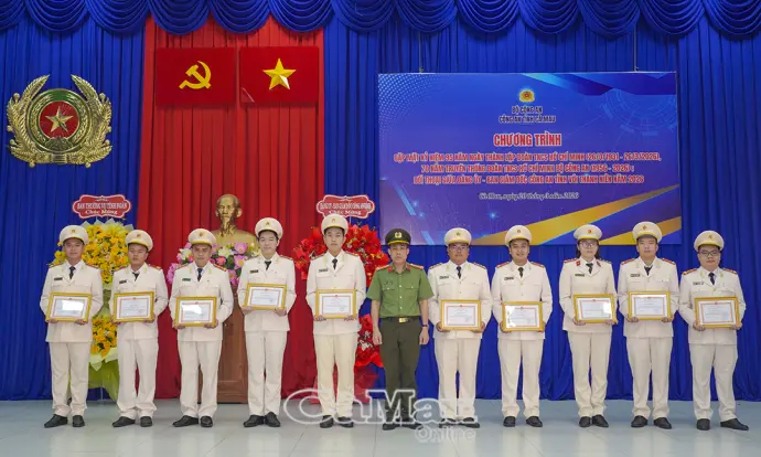 Công an Cà Mau đối thoại với thanh niên, tuyên dương điển hình tiêu biểu