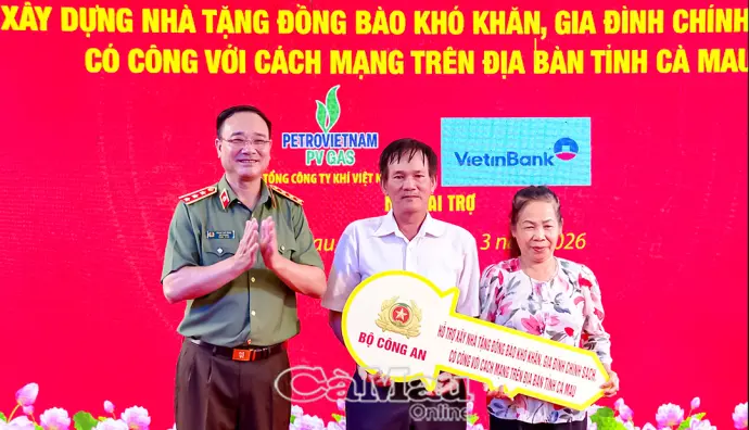 Bộ Công an bàn giao nhà mẫu và trao kinh phí xây dựng 500 căn nhà tại Cà Mau