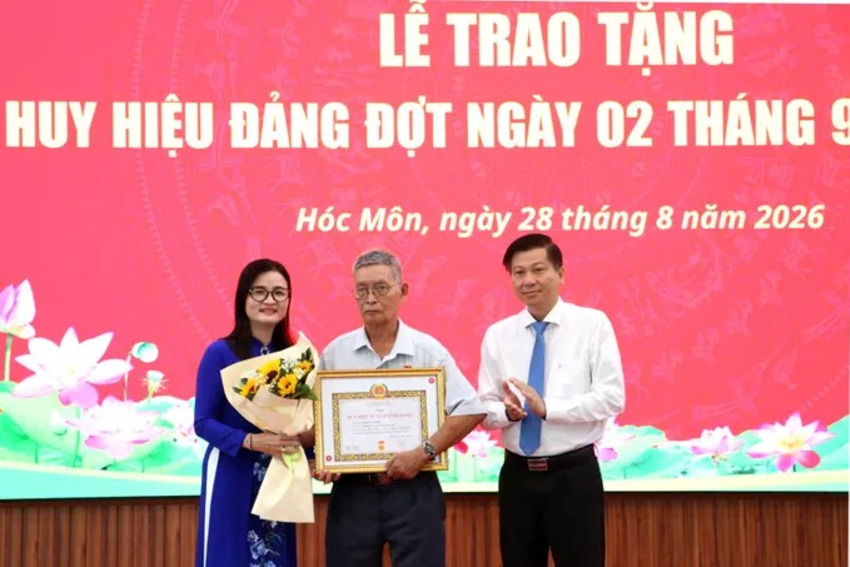 Nhiều phường, xã trao Huy hiệu Đảng đợt ngày 2/9 đến đảng viên
