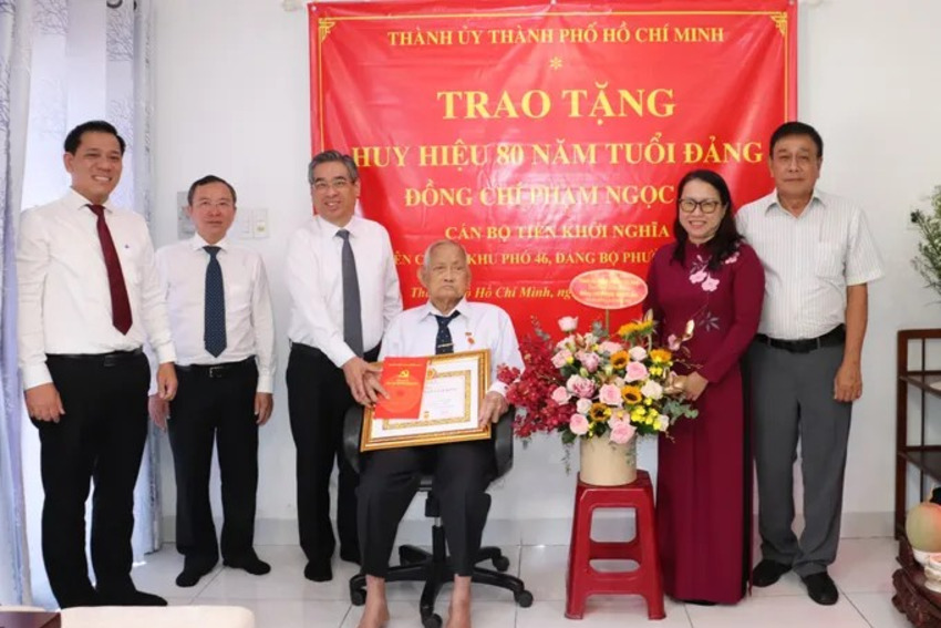 Lãnh đạo Thành ủy TPHCM trao Huy hiệu 80 năm tuổi Đảng đến cán bộ lão thành 99 tuổi