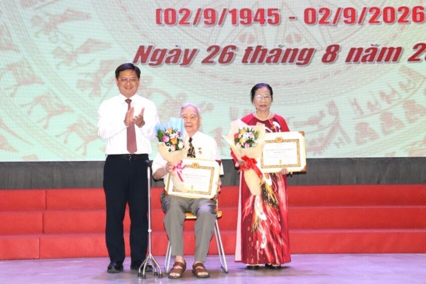 Trao Huy hiệu Đảng đợt 2/9 đến các đảng viên cao tuổi phường Bình Lợi Trung và Tân Phú