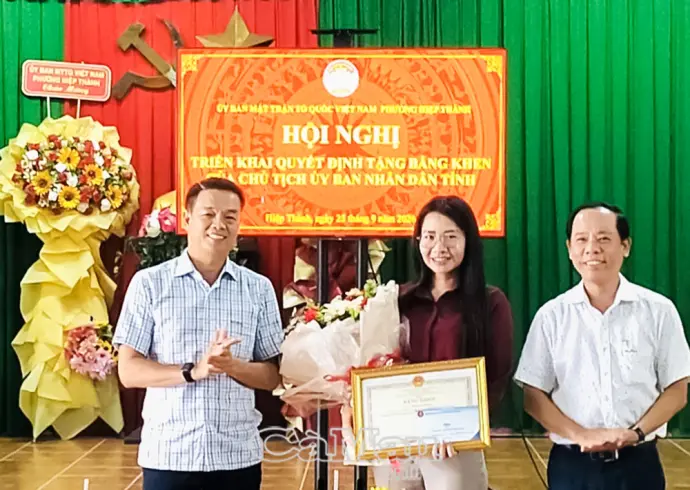 Khen thưởng cá nhân đạt thành tích tại Hội thi Báo cáo viên, tuyên truyền viên giỏi toàn quốc