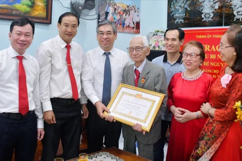 Phó Bí thư Thành ủy TPHCM Nguyễn Phước Lộc trao Huy hiệu 80 năm tuổi Đảng