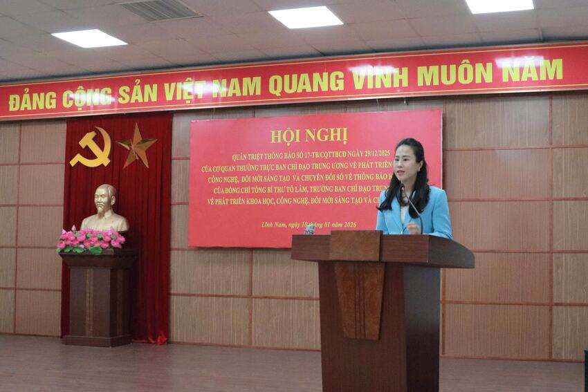 Cán bộ phường Lĩnh Nam tiên phong sử dụng công nghệ số trong công việc