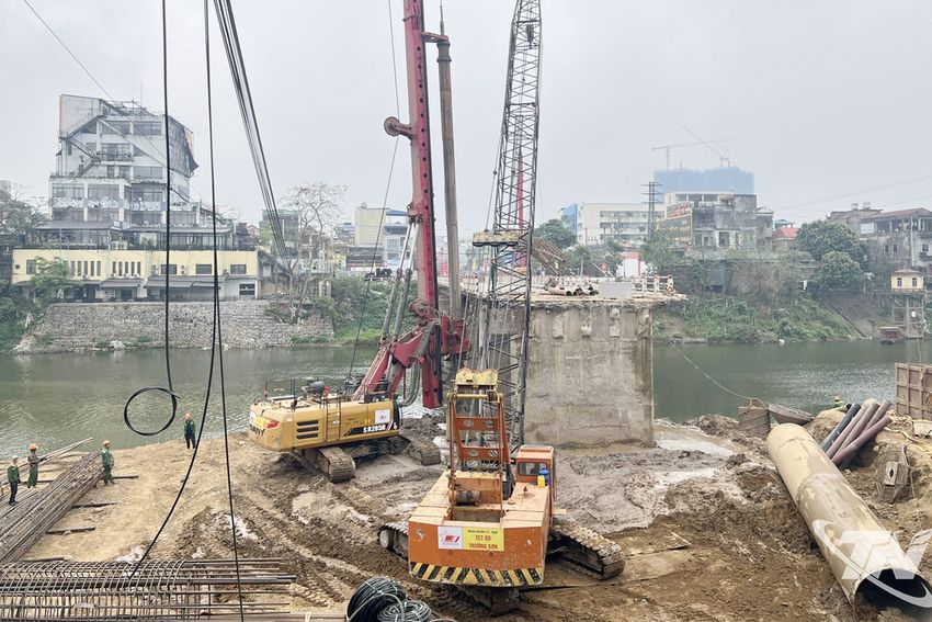 Gỡ vướng mặt bằng, bảo đảm tiến độ xây dựng cầu Gia Bảy