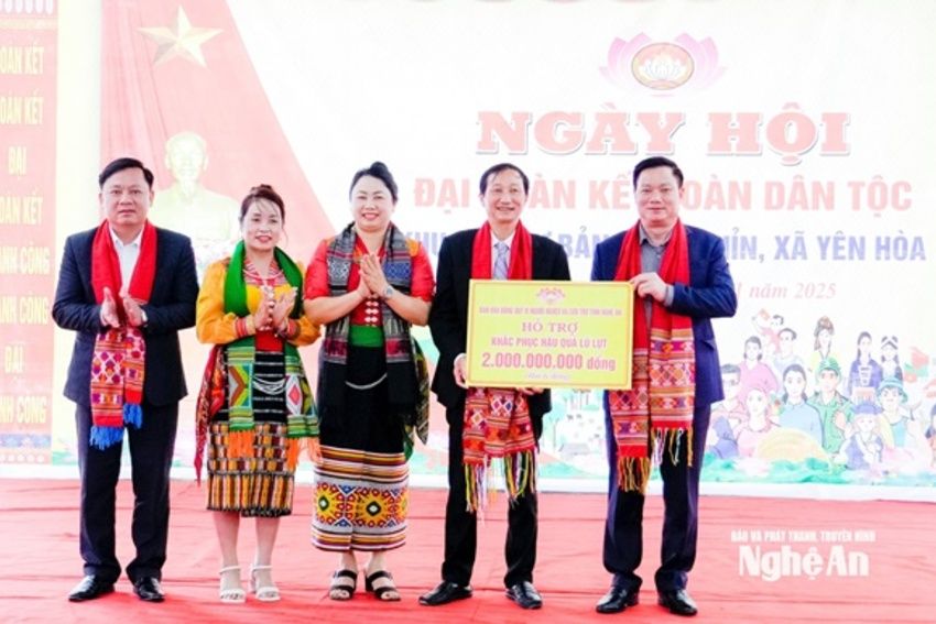 Bí thư Tỉnh ủy Nguyễn Khắc Thận chung vui ngày hội Đại đoàn kết với nhân dân bản Cành Khỉn, xã Yên Hòa