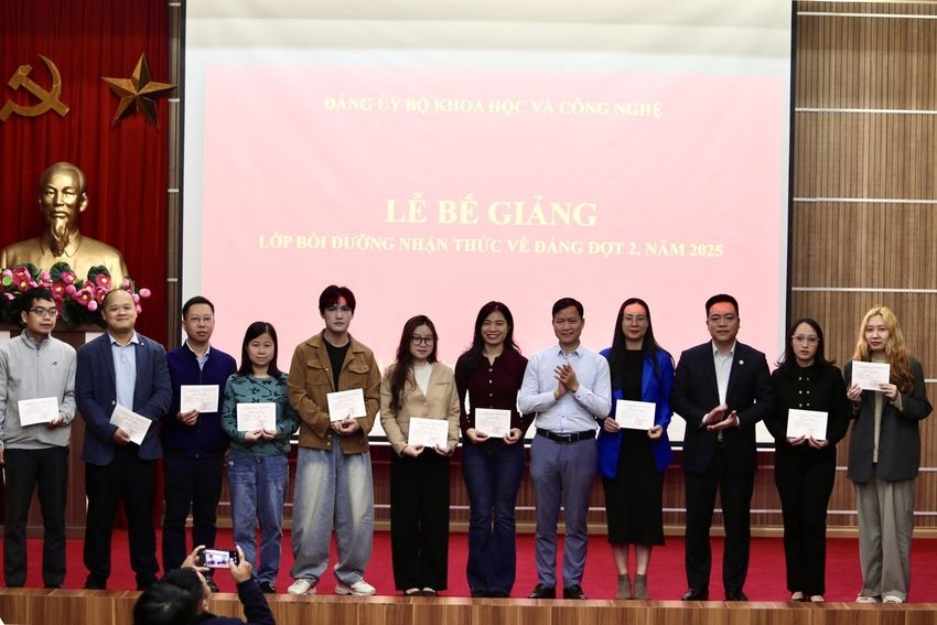 Bế giảng Lớp bồi dưỡng nhận thức về Đảng năm 2025