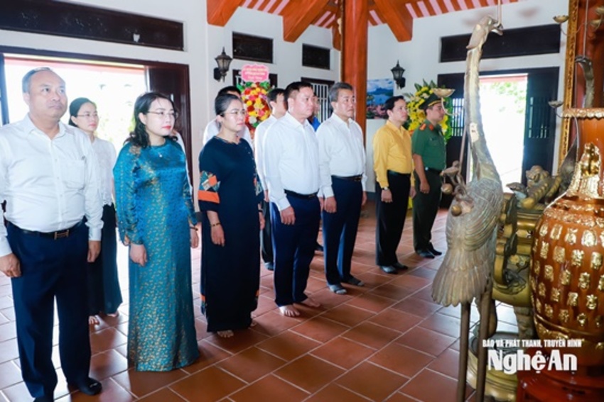 Lãnh đạo tỉnh Nghệ An tưởng niệm Đại tướng Võ Nguyên Giáp và các Anh hùng liệt sĩ tại Quảng Trị, Hà Tĩnh