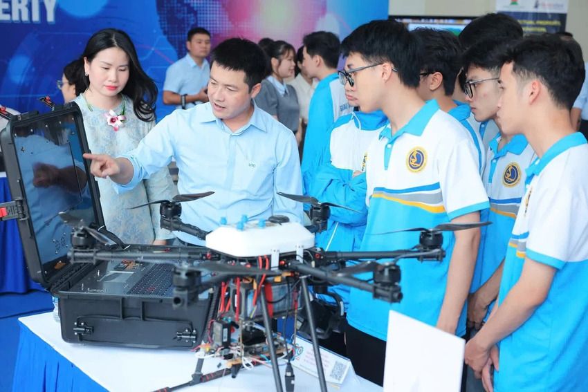 Phát triển nguồn nhân lực cho khoa học, công nghệ, đổi mới sáng tạo và chuyển đổi số quốc gia