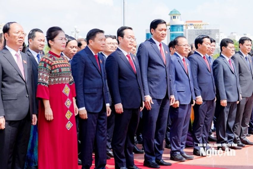 Đoàn đại biểu Đại hội Đảng bộ tỉnh Nghệ An lần thứ XX dâng hoa, báo công trước tượng đài Bác Hồ