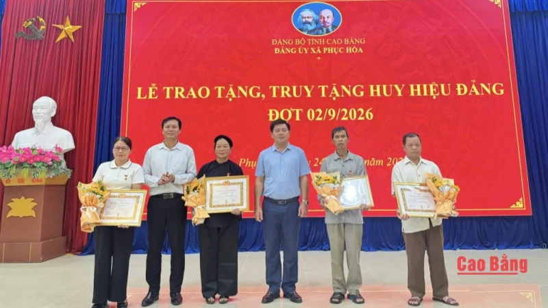 34 đảng viên xã Phục Hòa và Đông Khê được trao tặng Huy hiệu Đảng