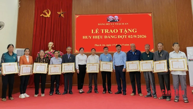 Đảng ủy xã Thạch An trao tặng Huy hiệu Đảng cho 20 đảng viên