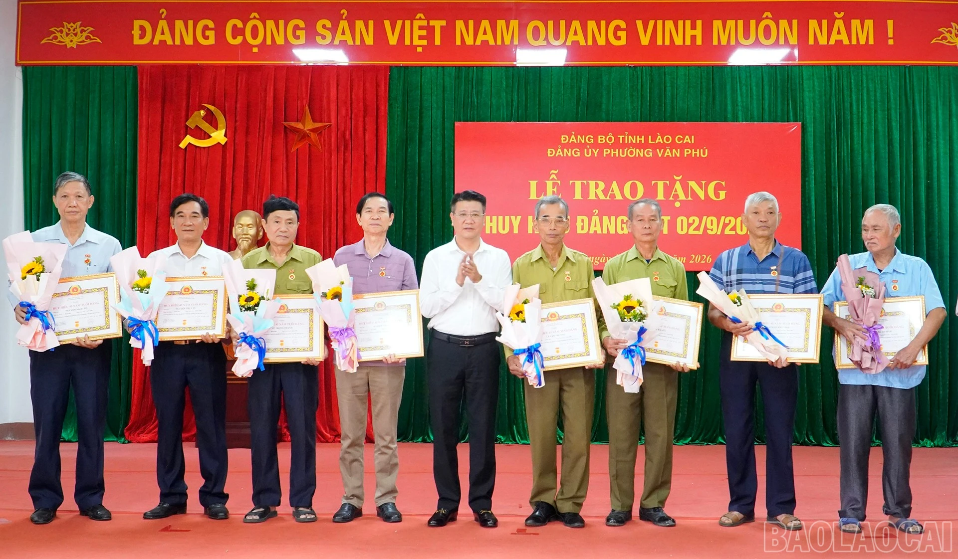 Lào Cai: Hàng trăm đảng viên được trao, truy tặng Huy hiệu Đảng đợt 2/9