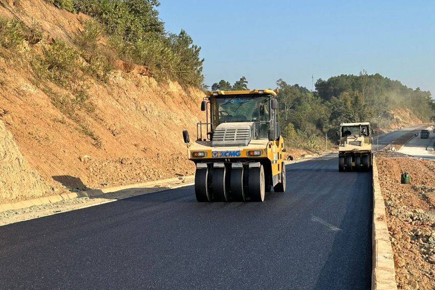 Bắt đầu thảm bê tông nhựa mặt đường Dự án tuyến tránh nối phường Tân Giang và Thục Phán