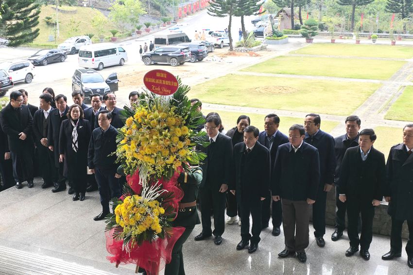 Đoàn đại biểu 4 tỉnh: Cao Bằng, Lạng Sơn, Tây Ninh, Thái Nguyên dâng hương, dâng hoa Đền thờ Chủ tịch Hồ Chí Minh, Khu di tích Quốc gia đặc biệt Pác Bó