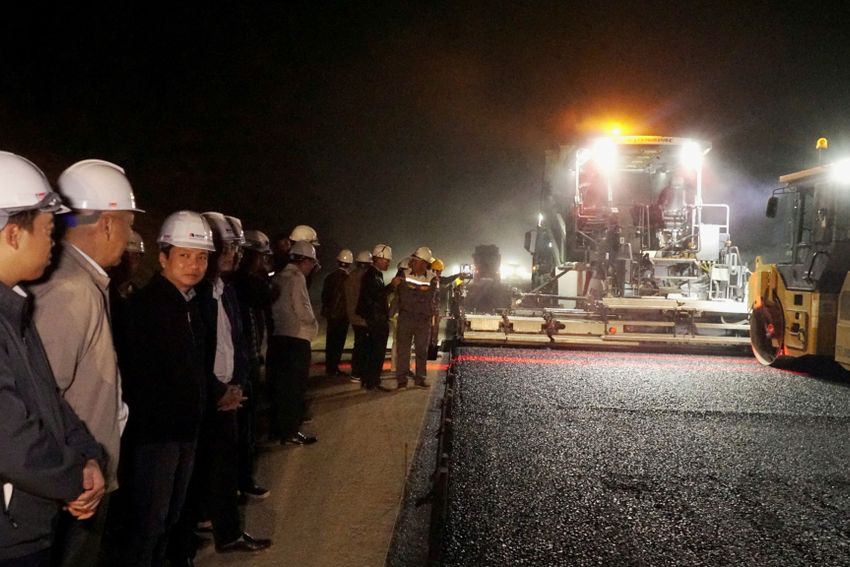 Thảm bê tông nhựa đoạn tuyến đầu tiên Cao tốc Đồng Đăng - Trà Lĩnh