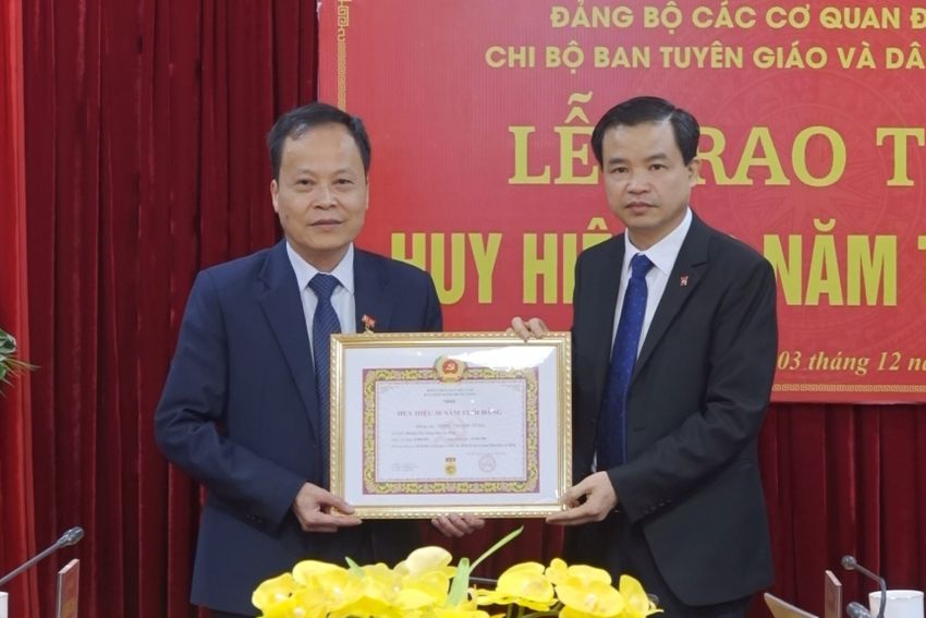 Phó Bí thư Thường trực Tỉnh uỷ Bế Thanh Tịnh trao tặng Huy hiệu 30 năm tuổi Đảng cho Trưởng Ban Tuyên giáo và Dân vận Tỉnh ủy Nong Thanh Tùng