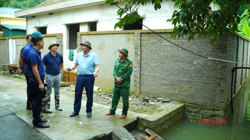 Phó Chủ tịch UBND tỉnh Hoàng Văn Thạch kiểm tra tình hình ngập lụt tại xã Đức Long